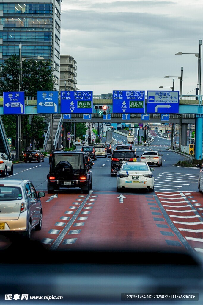 城市道路车流与交通指示牌