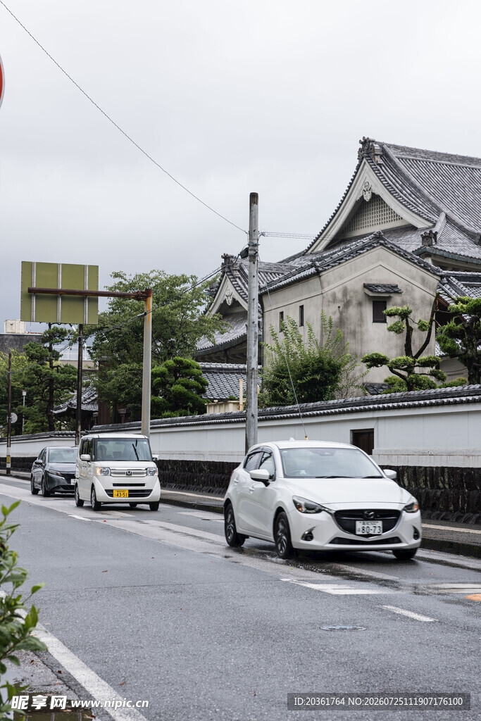 日本街道上行驶的多辆汽车