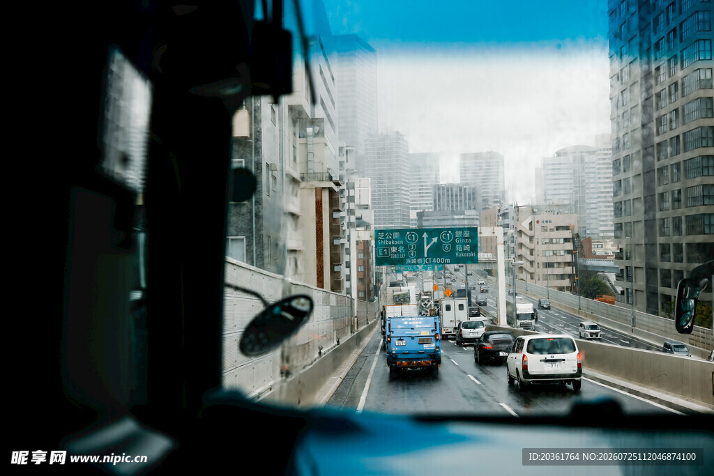 车内视角看城市道路车流