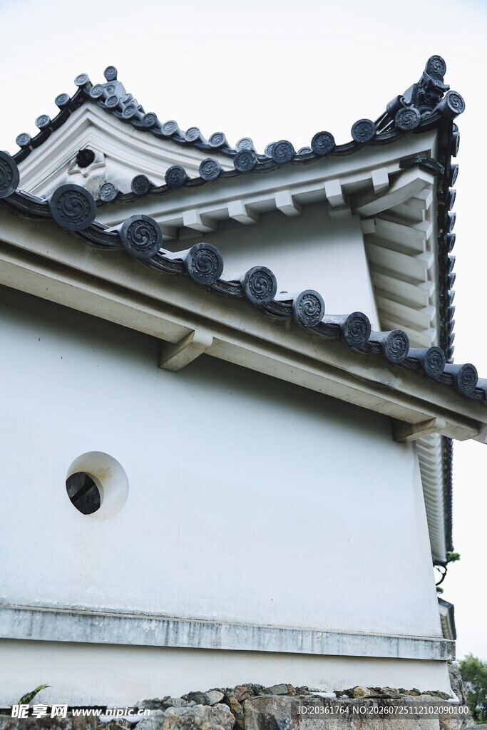 日式传统建筑屋顶一角