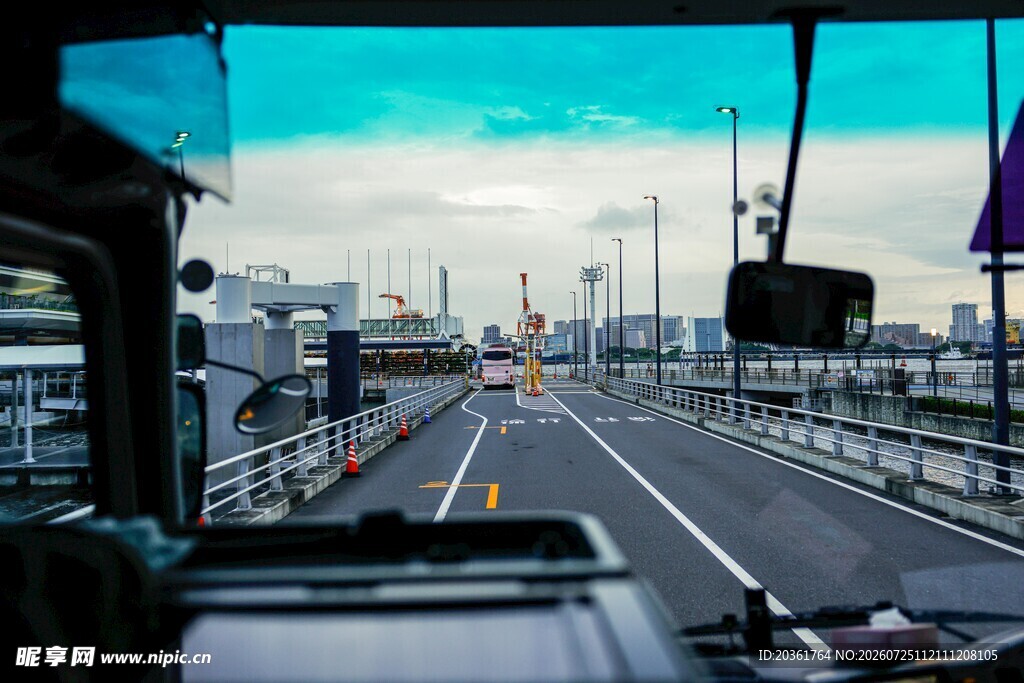 公交车内视角的城市道路