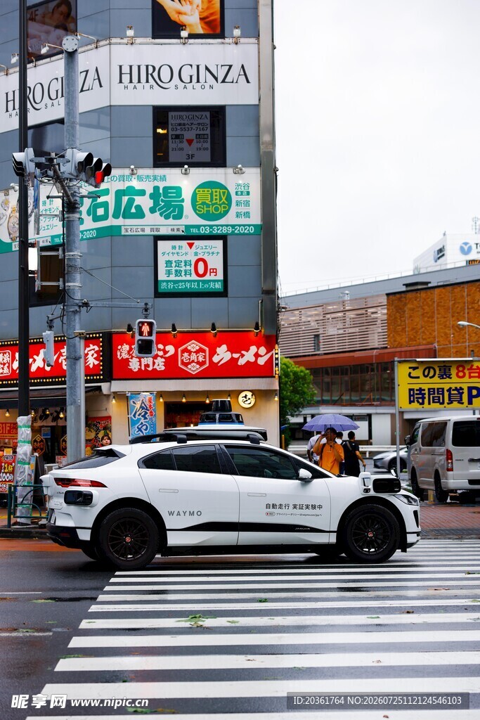 城市街道旁的白色轿车