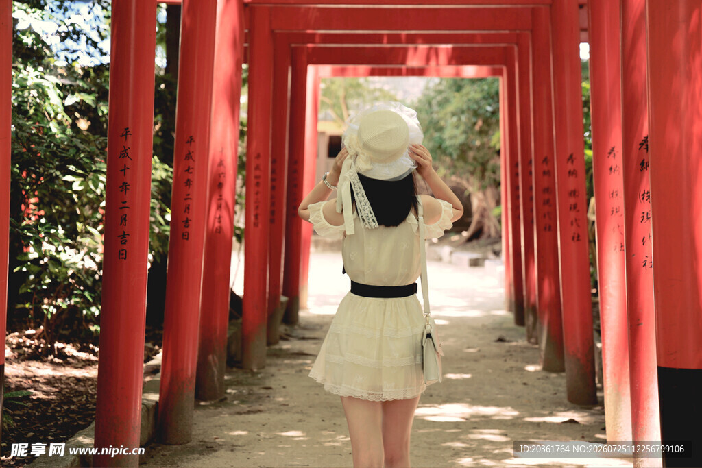 女子漫步红色鸟居通道
