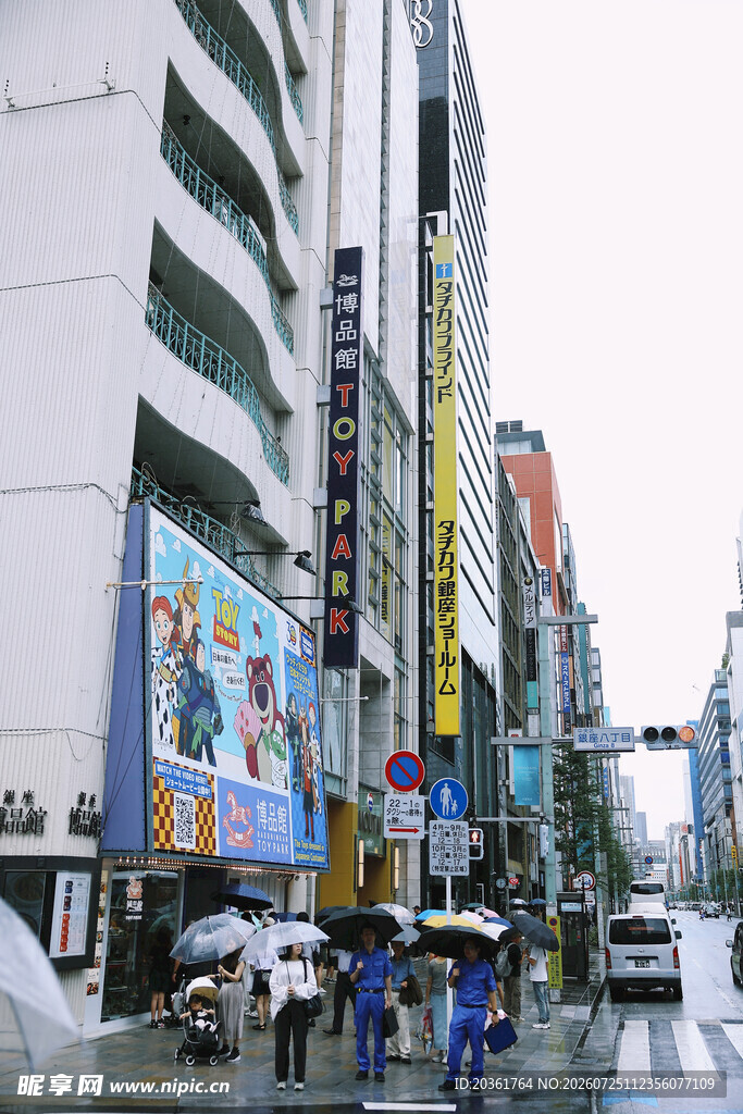 雨中繁华的日本城市街道