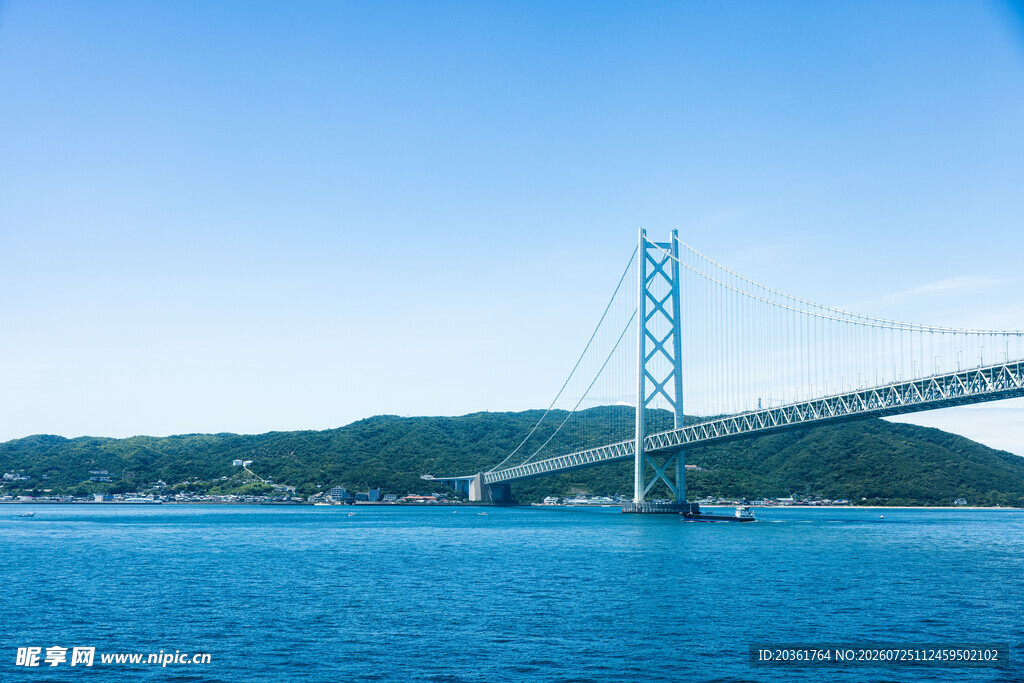 跨海大桥横跨蓝色海面