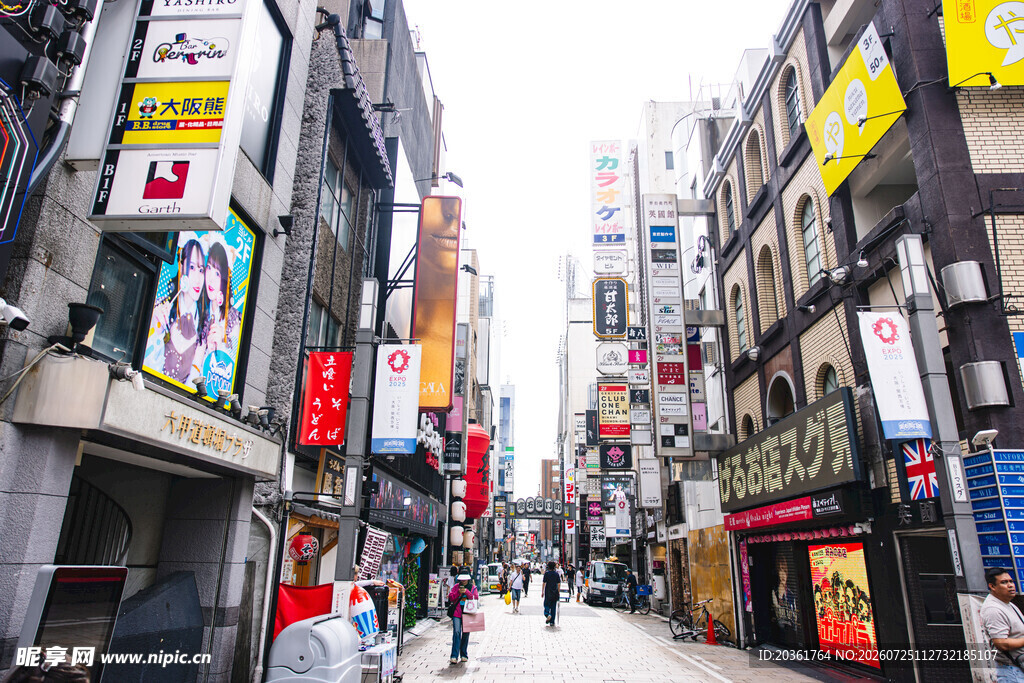 日本街头繁华商业景象