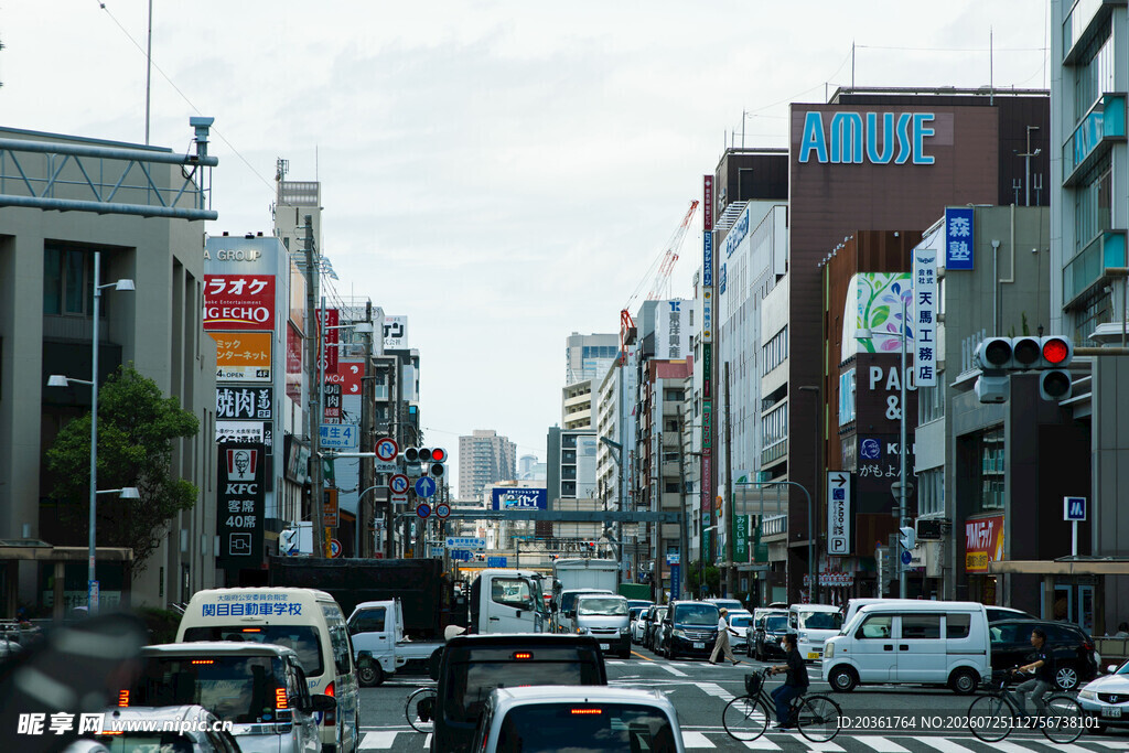 城市繁忙街道景象