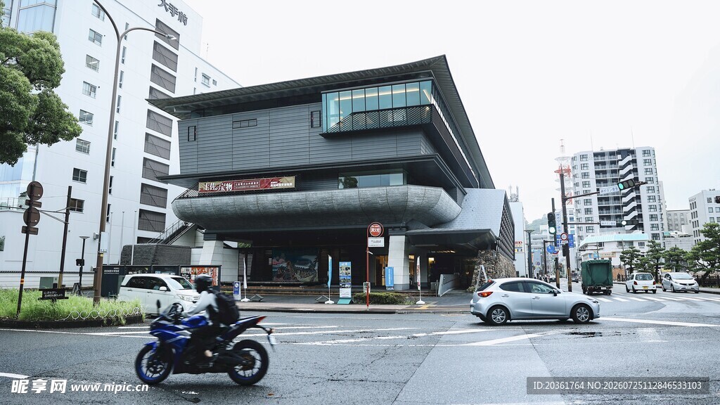 城市街道旁的现代建筑