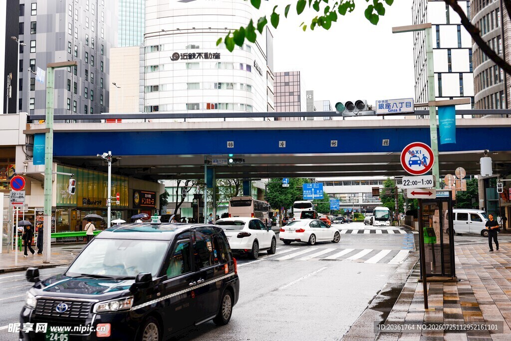 城市雨中街道与过街天桥