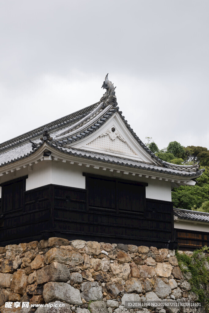 日式传统建筑屋顶一角