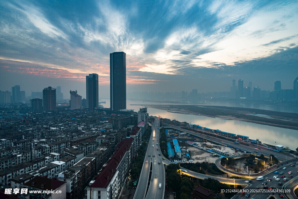 城市天际线与河畔风光