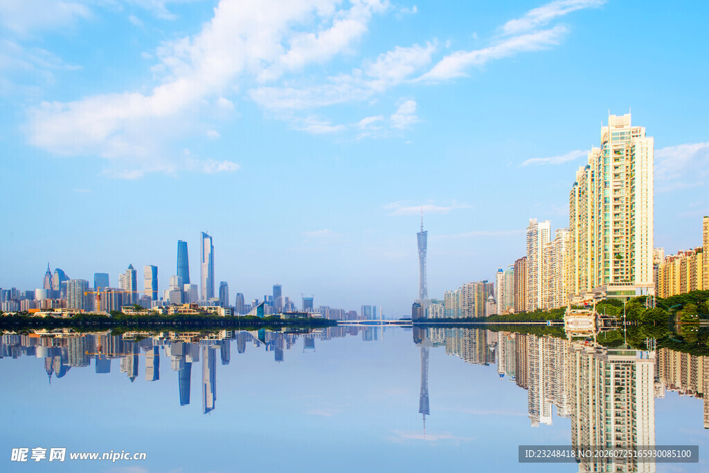 城市河畔风光倒影美景