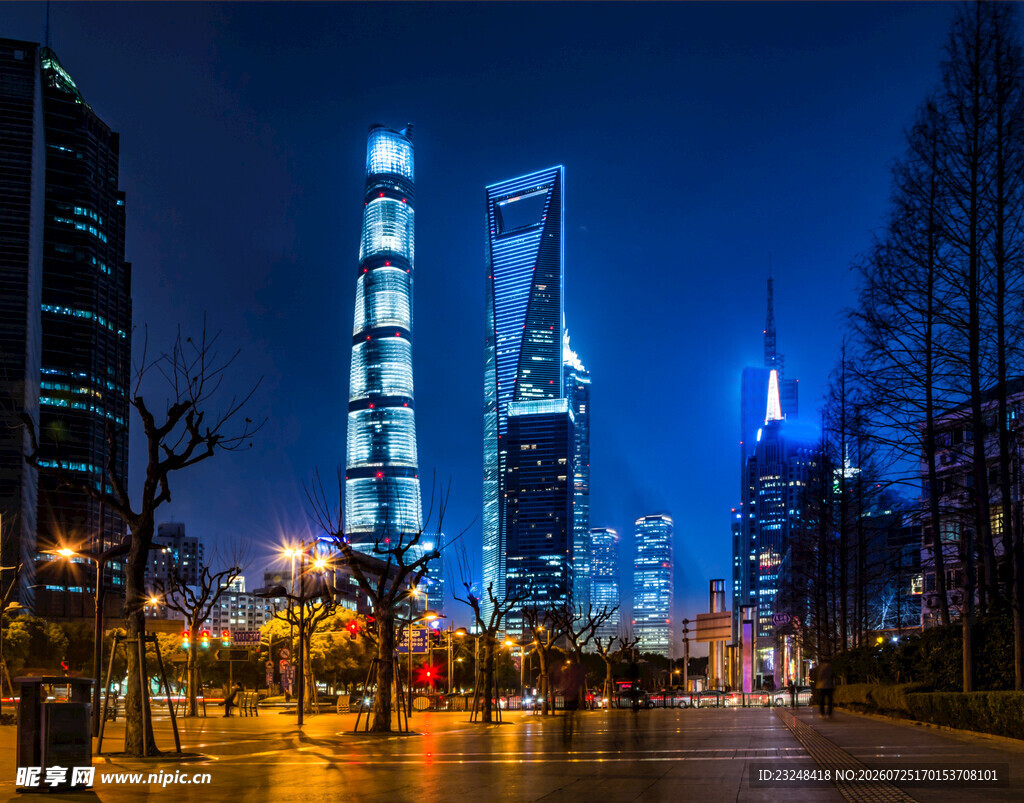 上海夜景中的摩天大楼