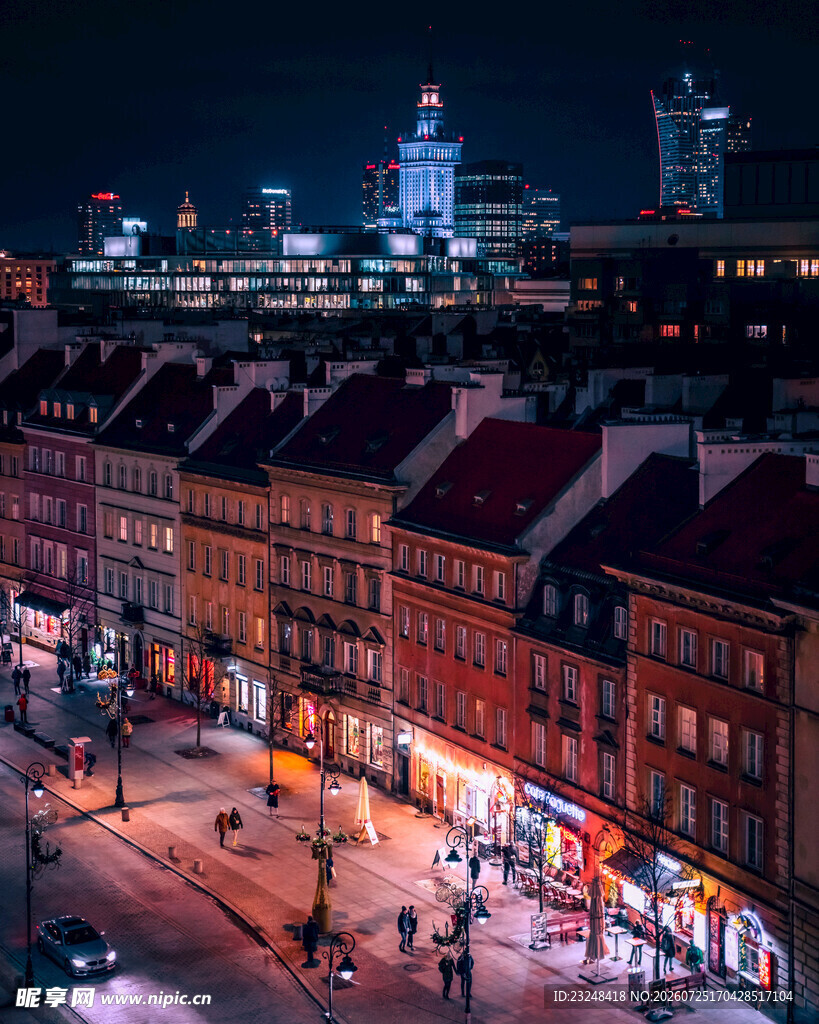 华沙夜景下的热闹街道
