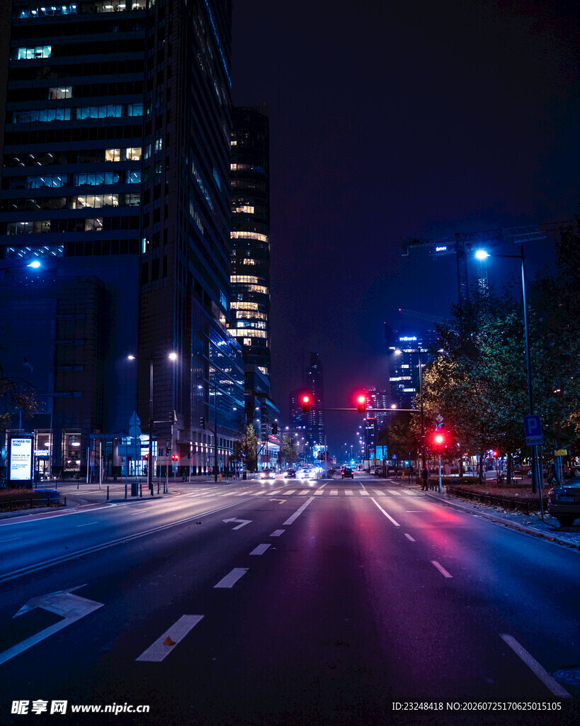 城市夜晚的繁华街道