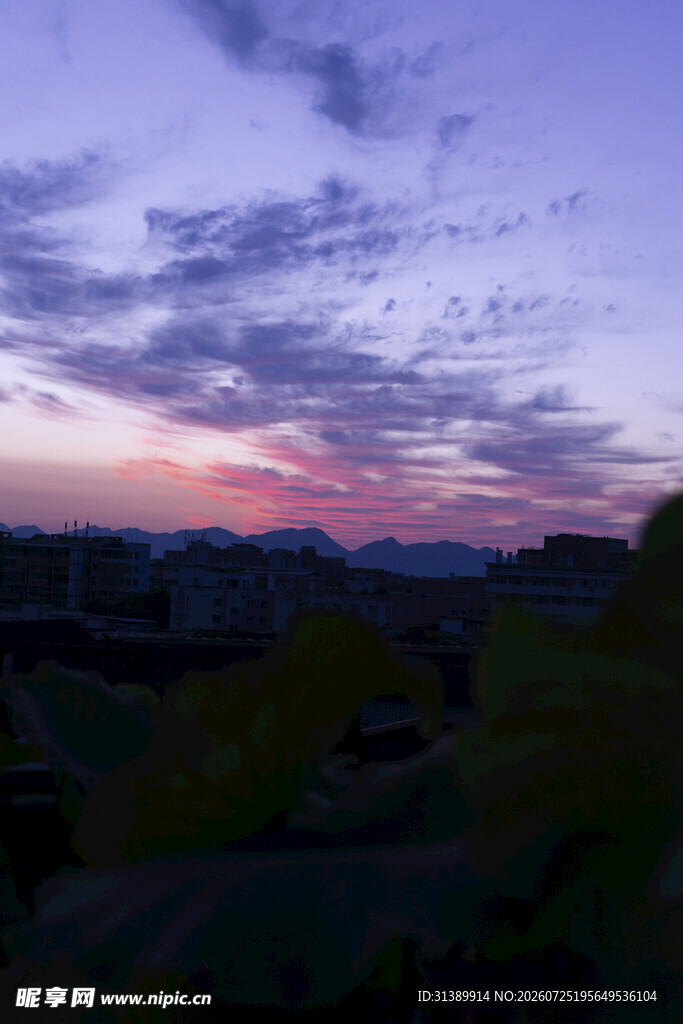 黄昏时分的美丽天空景色