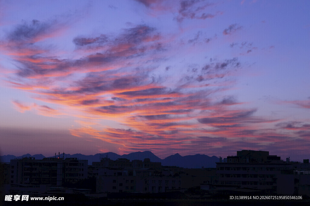 城市上空绚烂的晚霞美景
