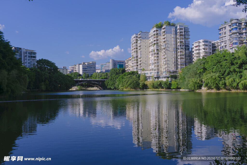 湖畔高楼美景倒映