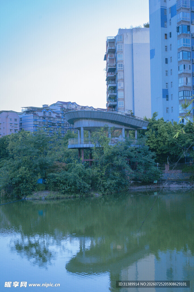 湖畔建筑与绿植相映成趣