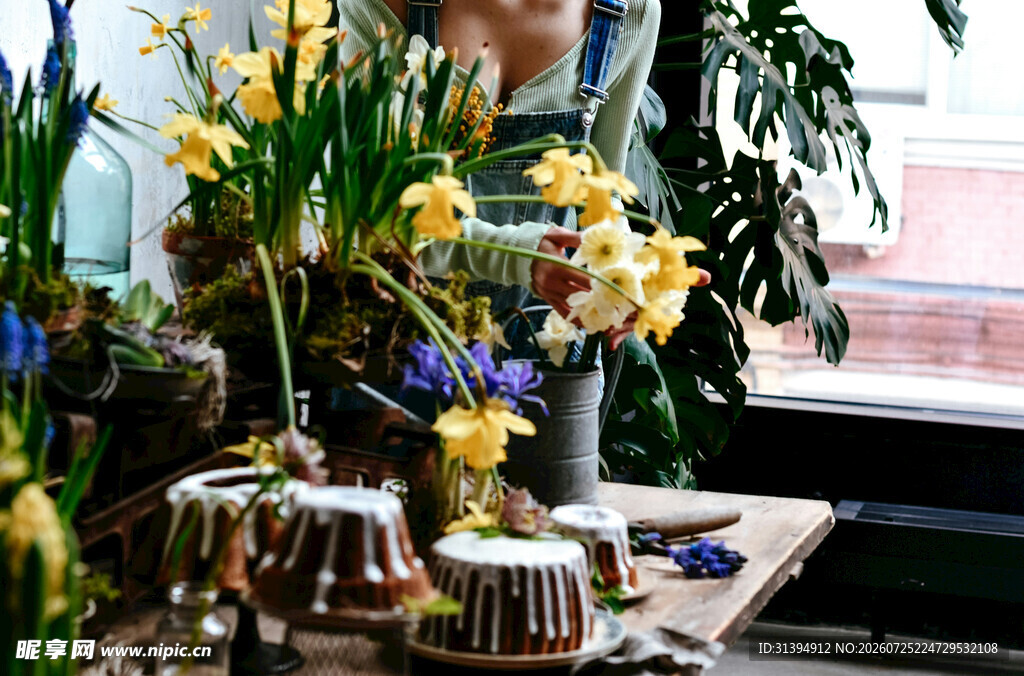 窗边精致茶具与花卉组合