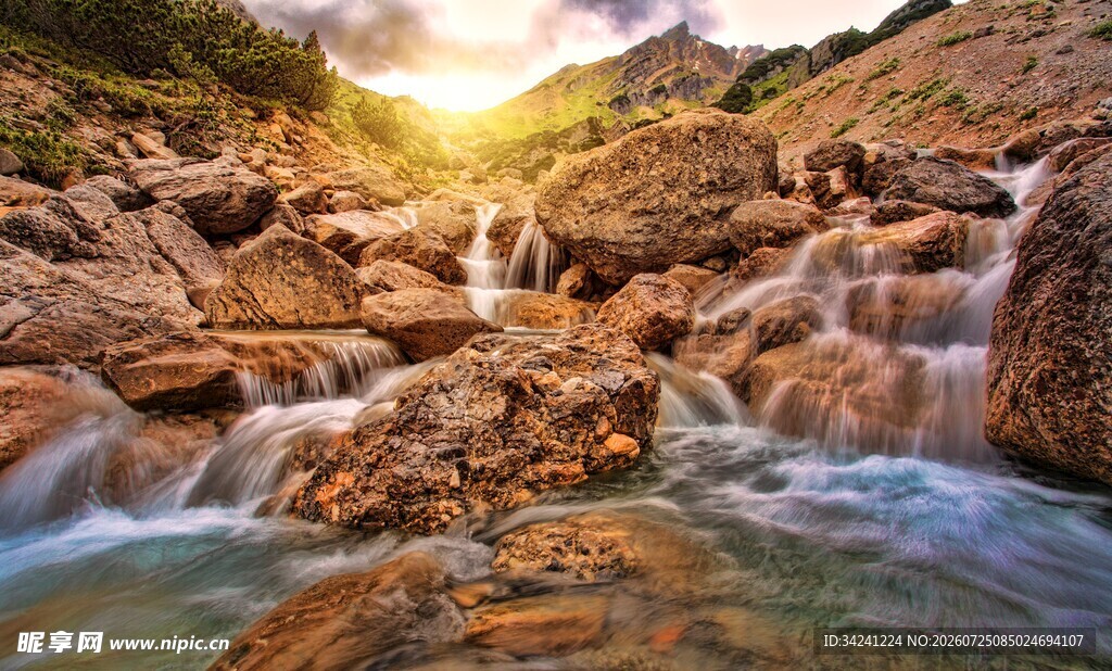 山间溪流瀑布美景