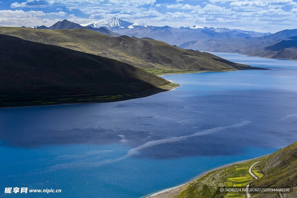 壮丽蓝色湖泊与远山美景