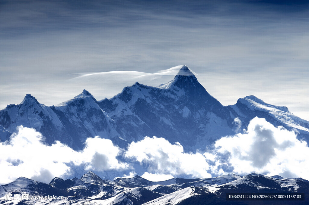 巍峨雪山壮丽景观