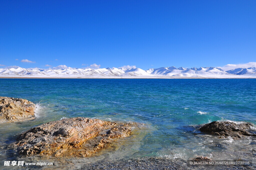 蓝色海域与岸边岩石景观