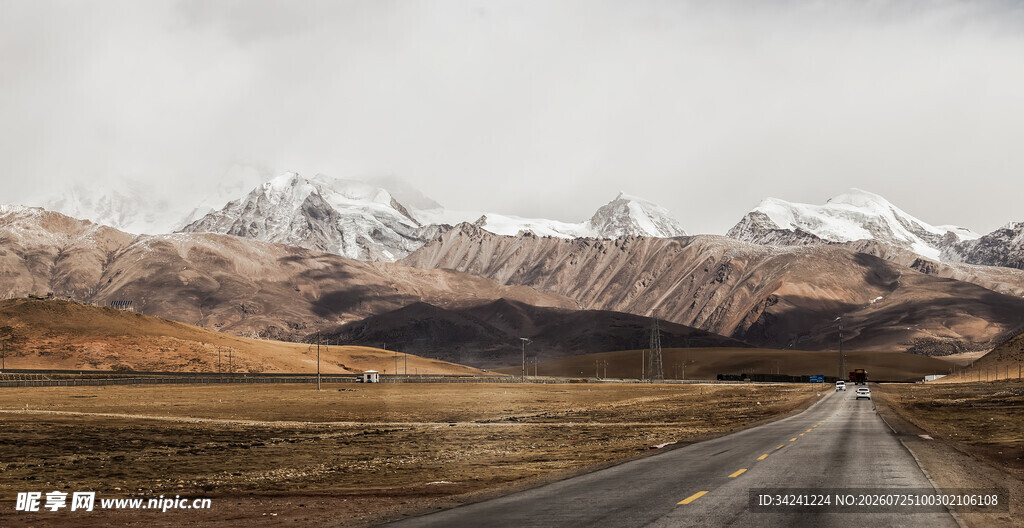 旷野公路通向雪山美景