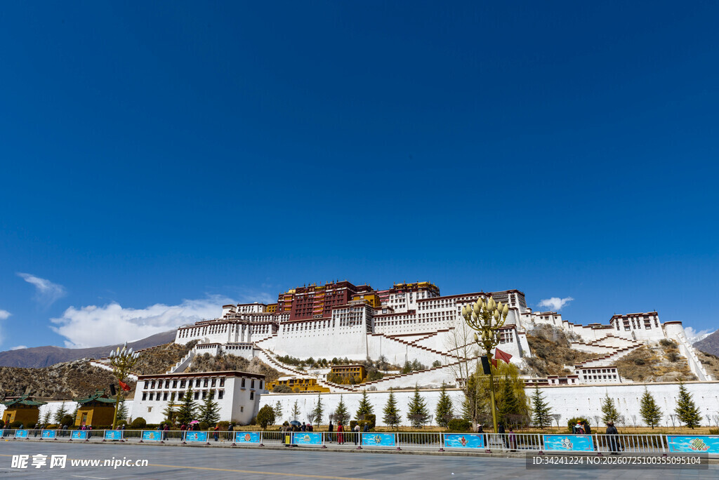 雪山下的美丽建筑群