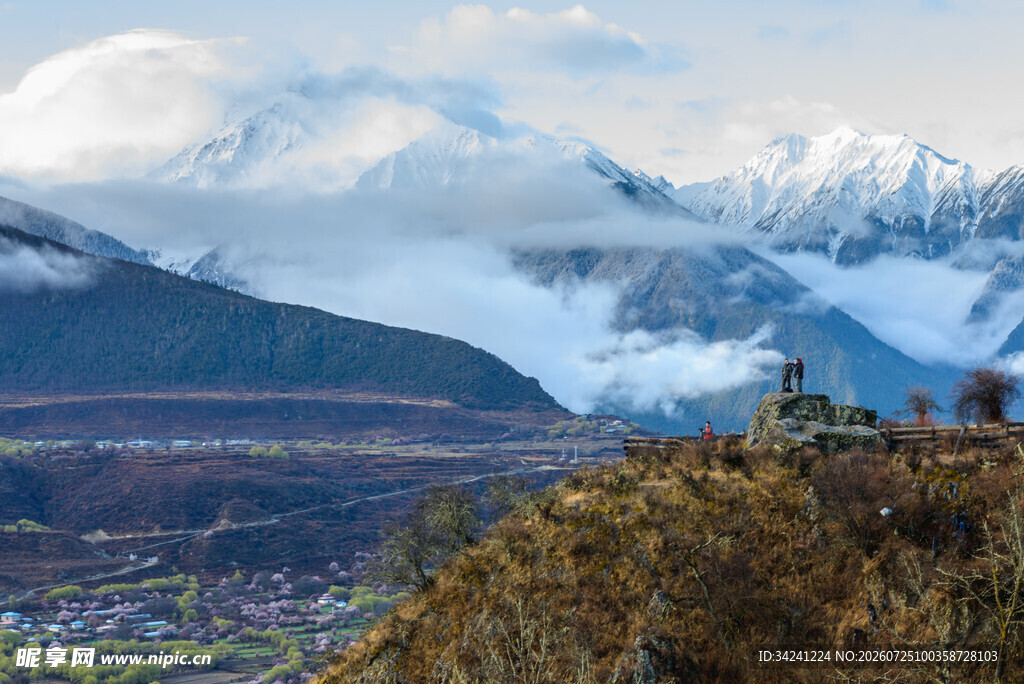 雪山下的壮美山间景色