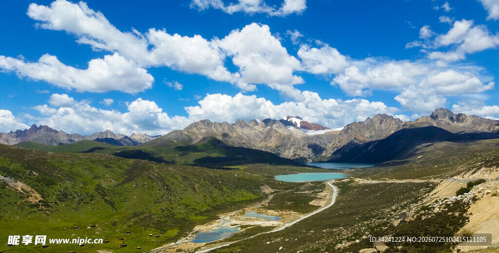 壮丽山谷间的湖光山色