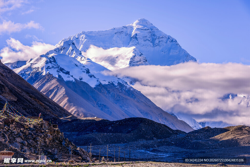 巍峨雪山壮丽景观