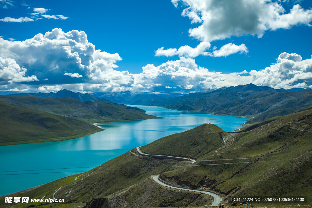 高原蓝湖与蜿蜒山路美景