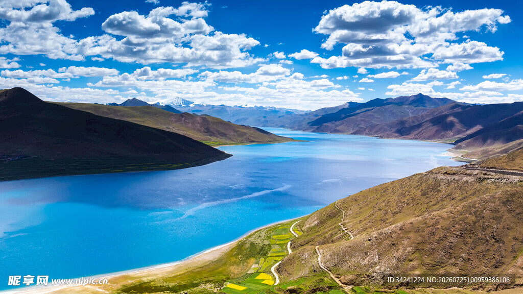 壮丽高原湖泊美景