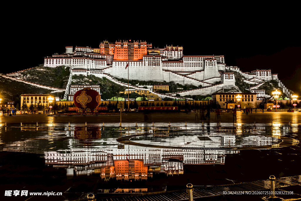 夜晚璀璨建筑及其水中倒影