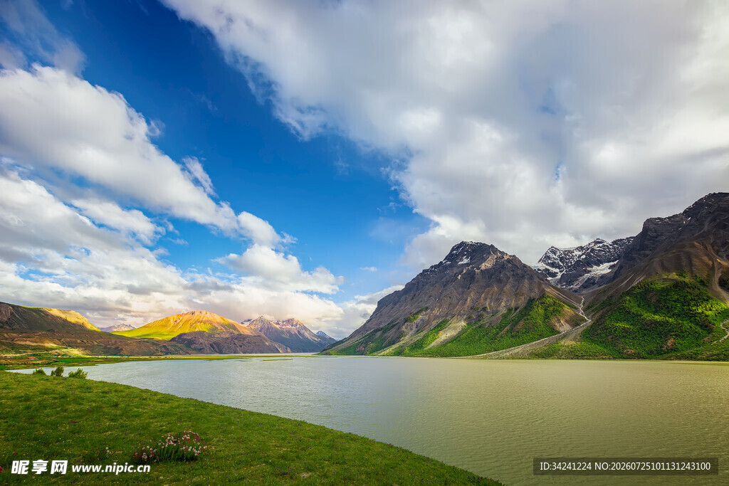 湖畔青山蓝天白云美景