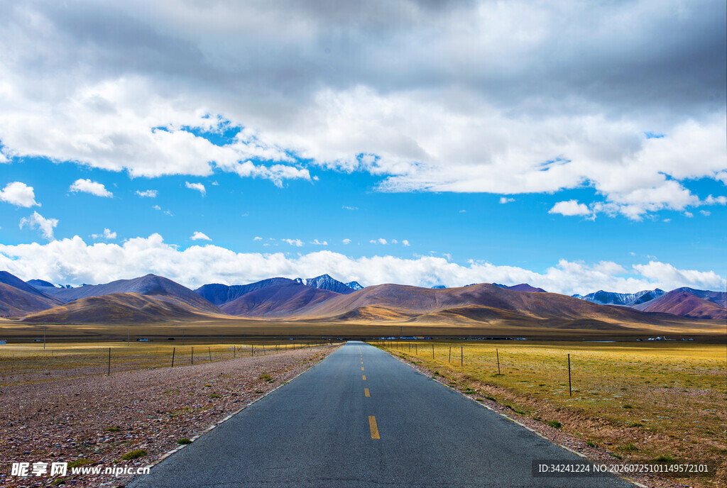 旷野公路通往天际的风景