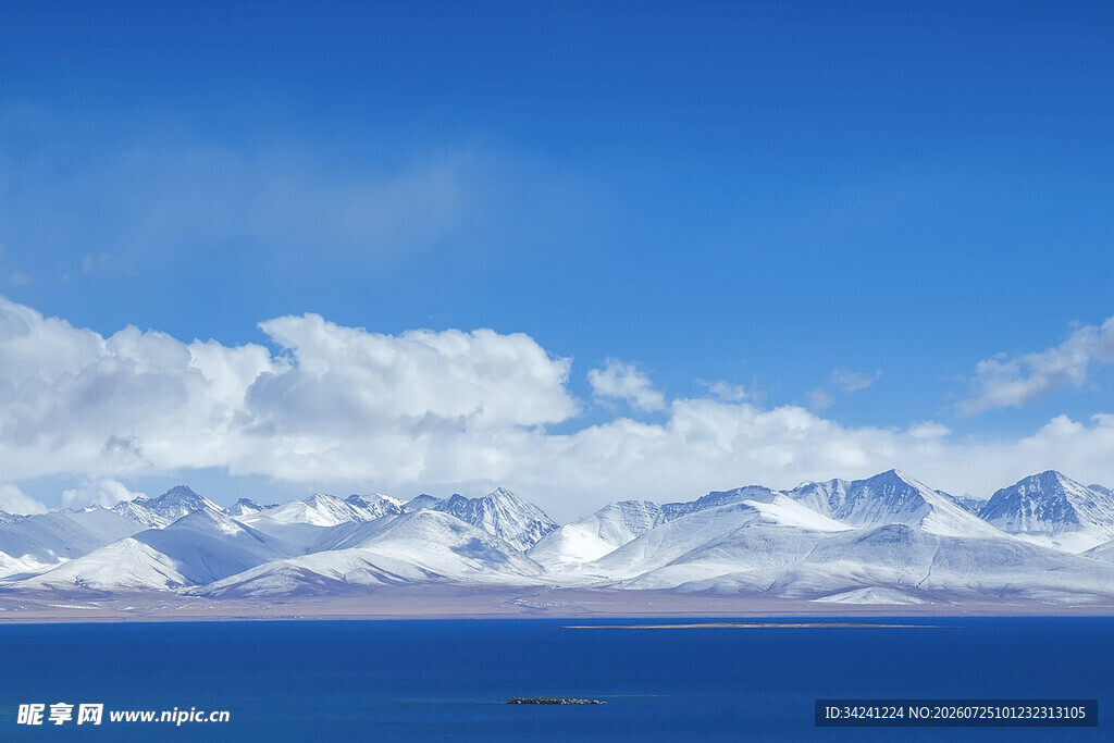 壮丽雪山与蓝天湖泊美景