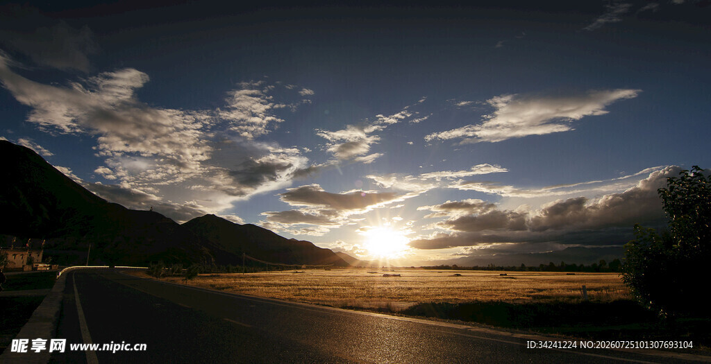 夕阳下的公路与壮丽天空