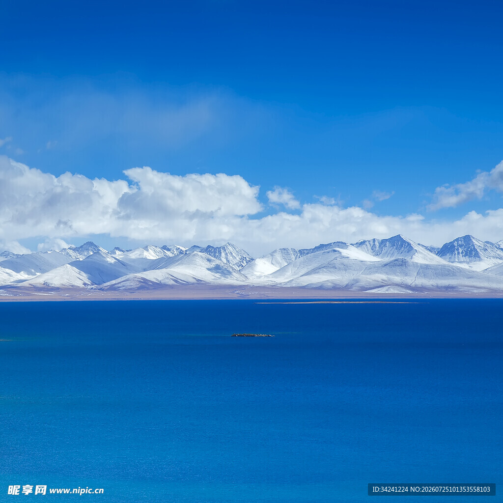 湛蓝湖水与远处雪山美景