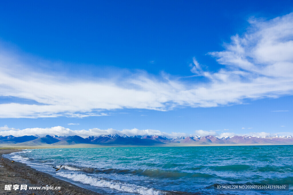 蓝色湖畔美景