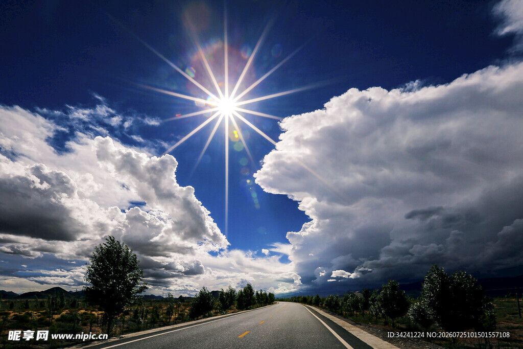 阳光照耀下的开阔公路风景