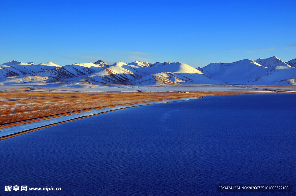 蓝色湖泊与远处雪山美景