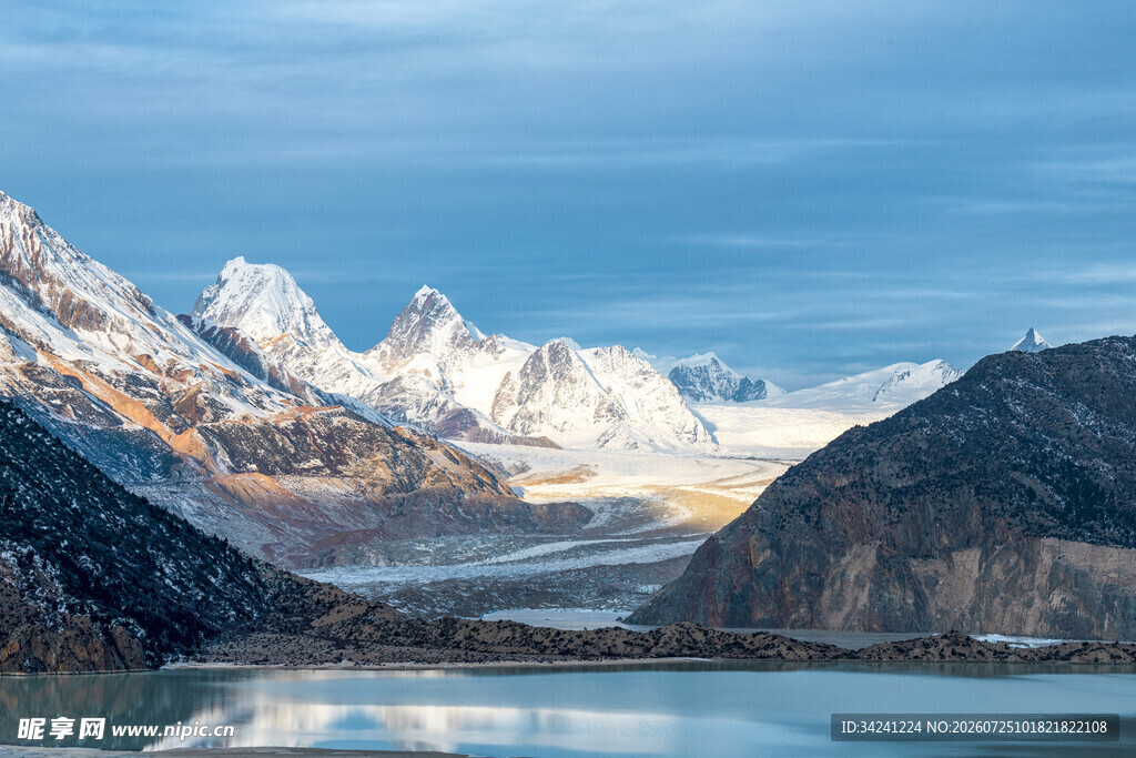 壮丽雪山下的静谧湖泊