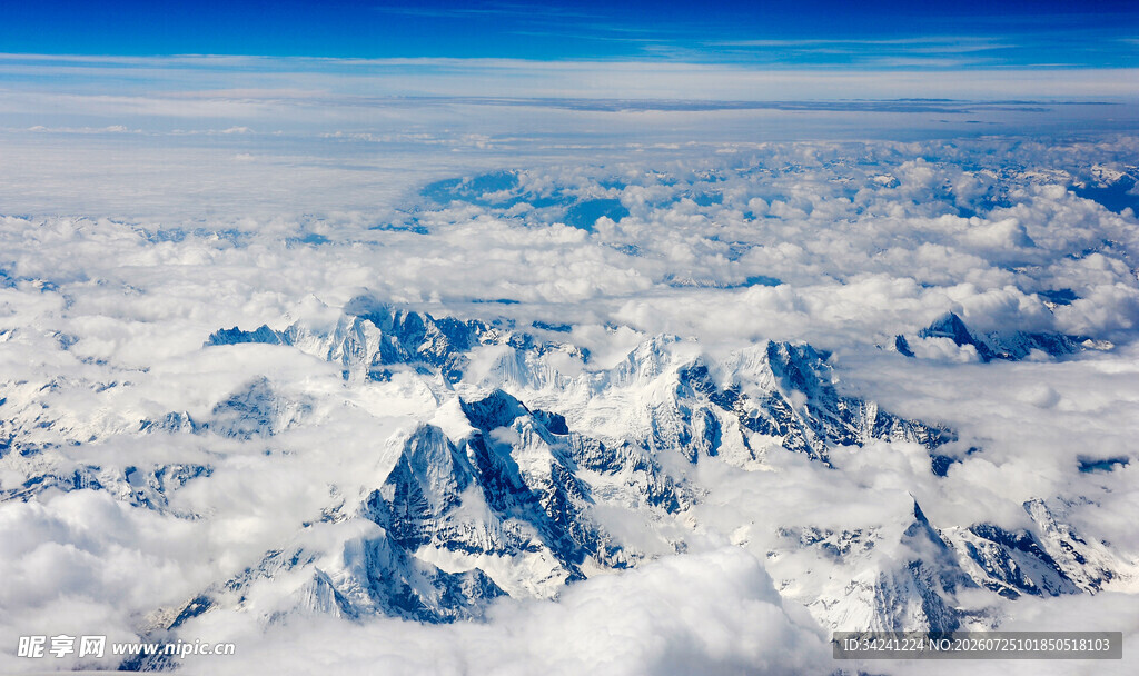 高空俯瞰壮丽雪山云海