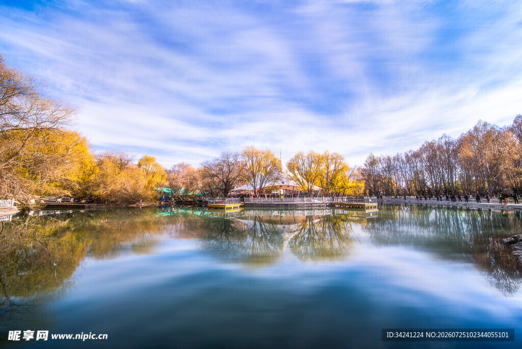 秋日湖畔美景