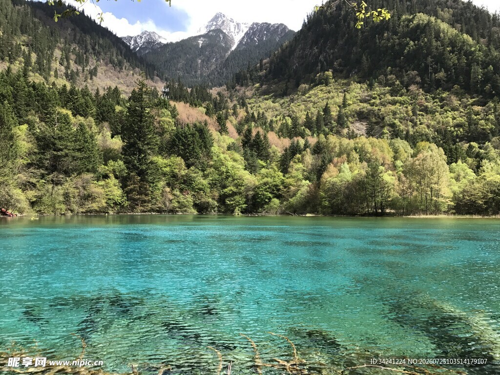 梦幻蓝湖山间绝美风光