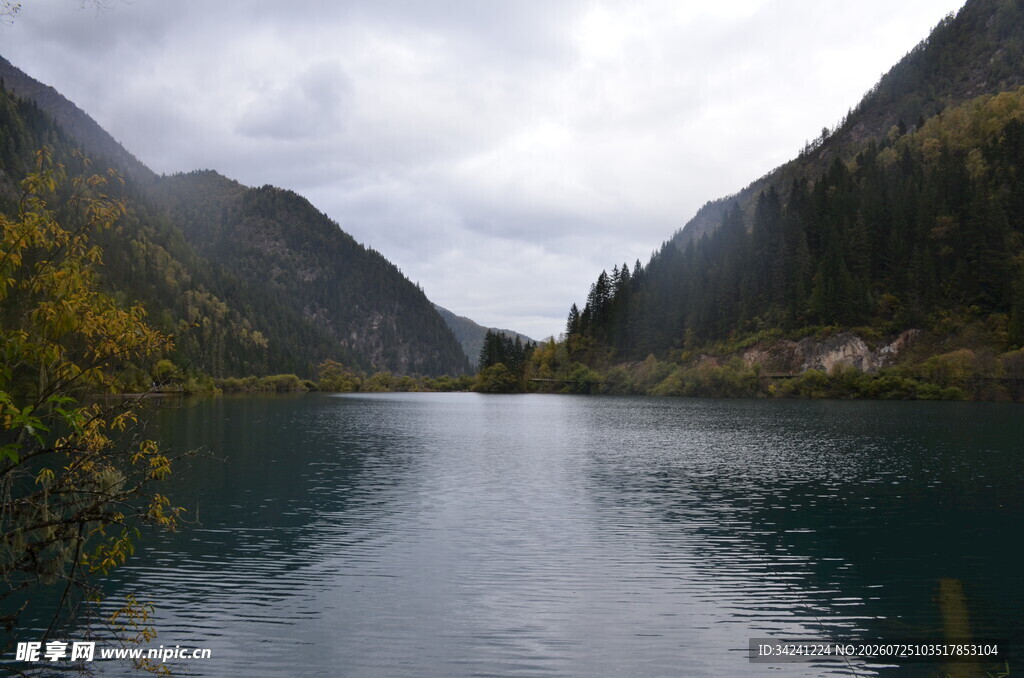 山间静谧湖泊景色