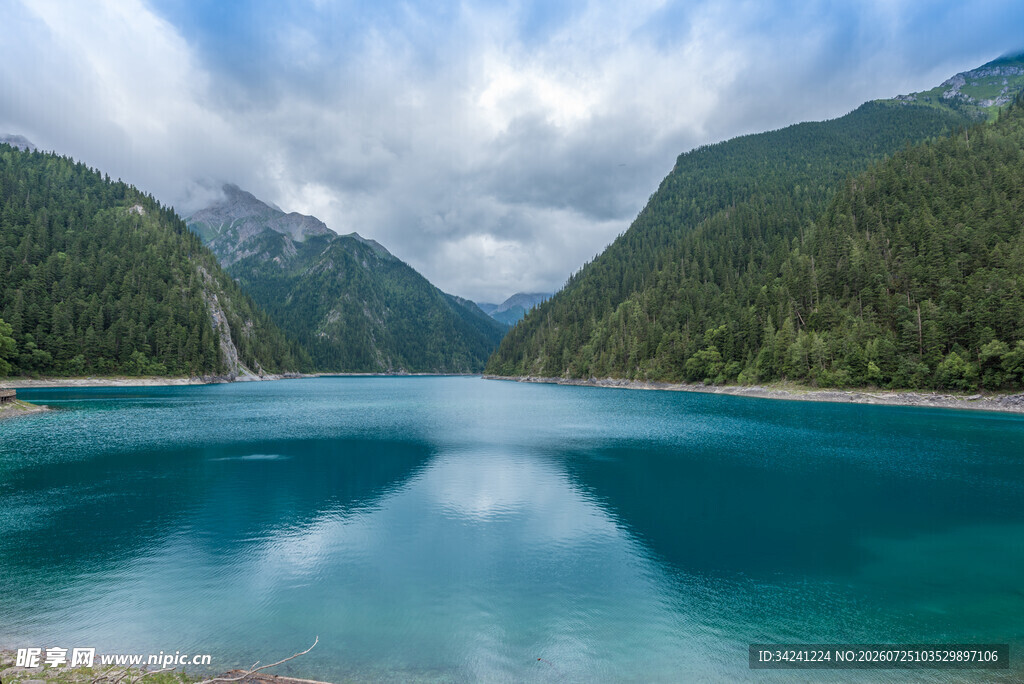 高山蓝湖美景